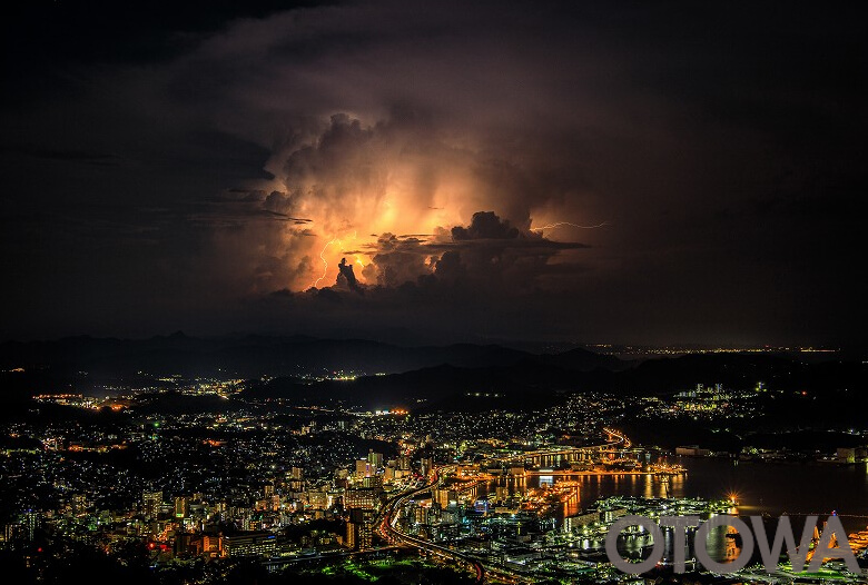 第18回 雷写真コンテスト受賞作品 佳作 -佐世保の夜景と雷光-